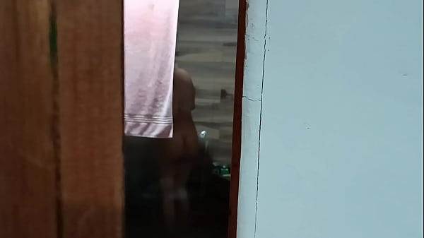 Llego a casa de mi tía y la descubro bañándose se masturba y casi me descubre